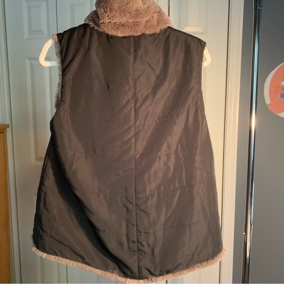 EVEREVE Dylan Reversible Faux Fur Vest - Picture 3 of 4
